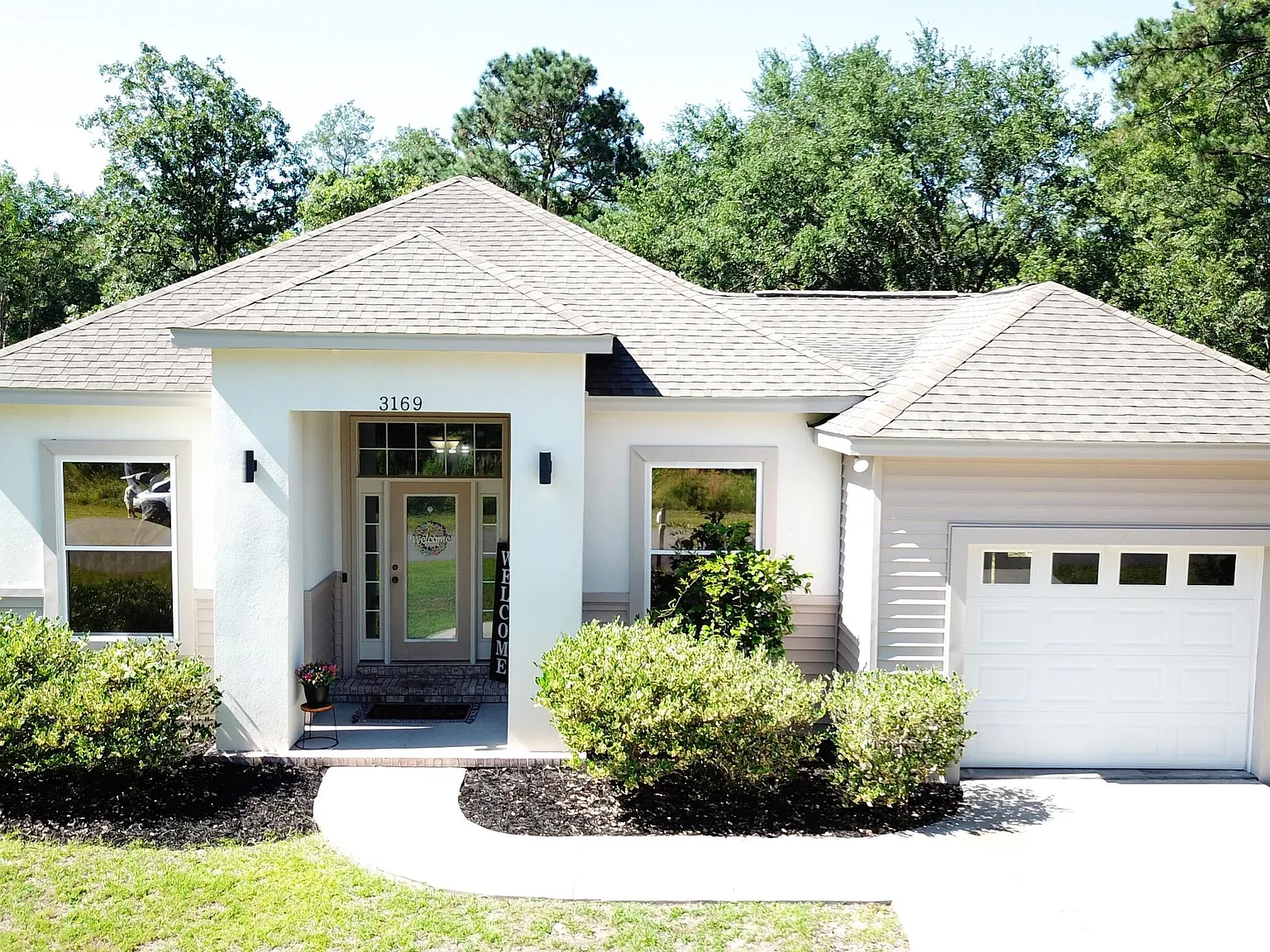 3 bed, 2.0 bath, 1300 sqft, $2,100 — Photo 2