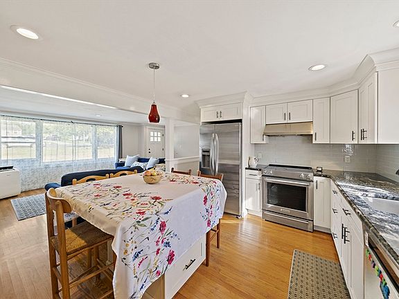 4th image of 22 Clover Ln