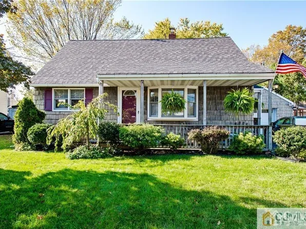 61 Plymouth Dr, Iselin, NJ 08830