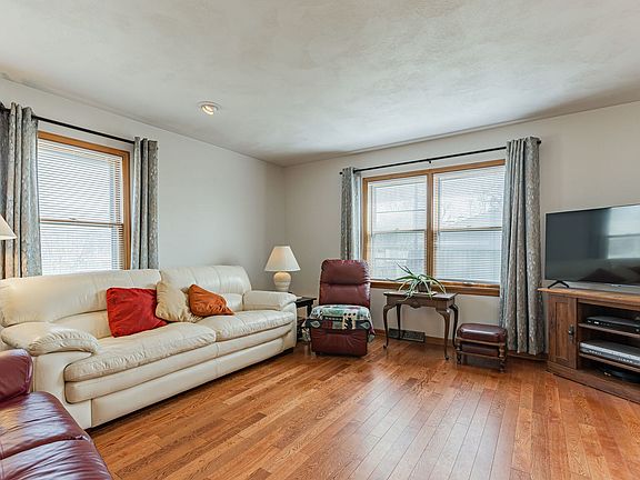 4th image of 613 E Evergreen Ct