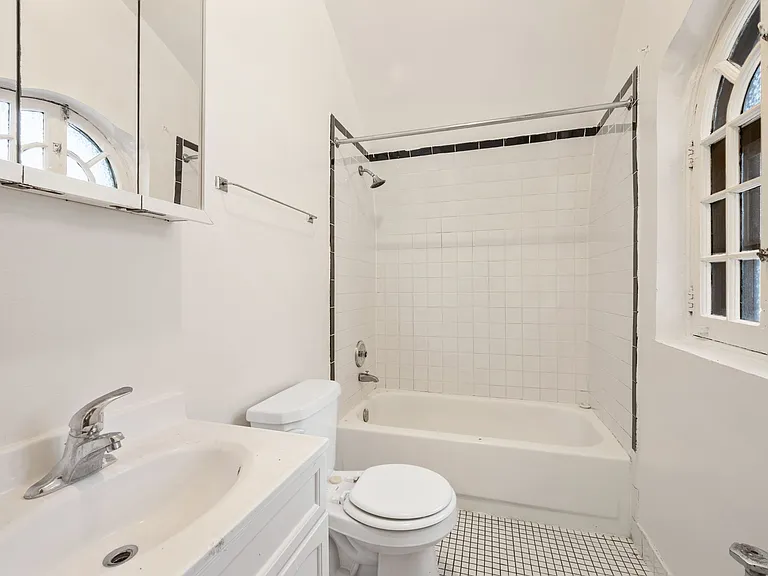 1055 W. Granville — Photo 8