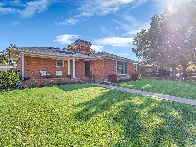 403 S Lois Ln — Photo 26