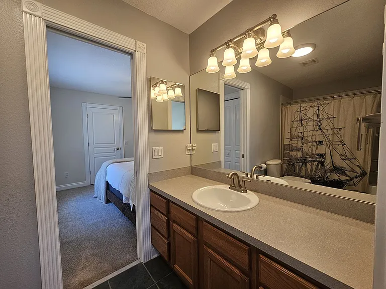 7402 S De Soto St — Photo 35