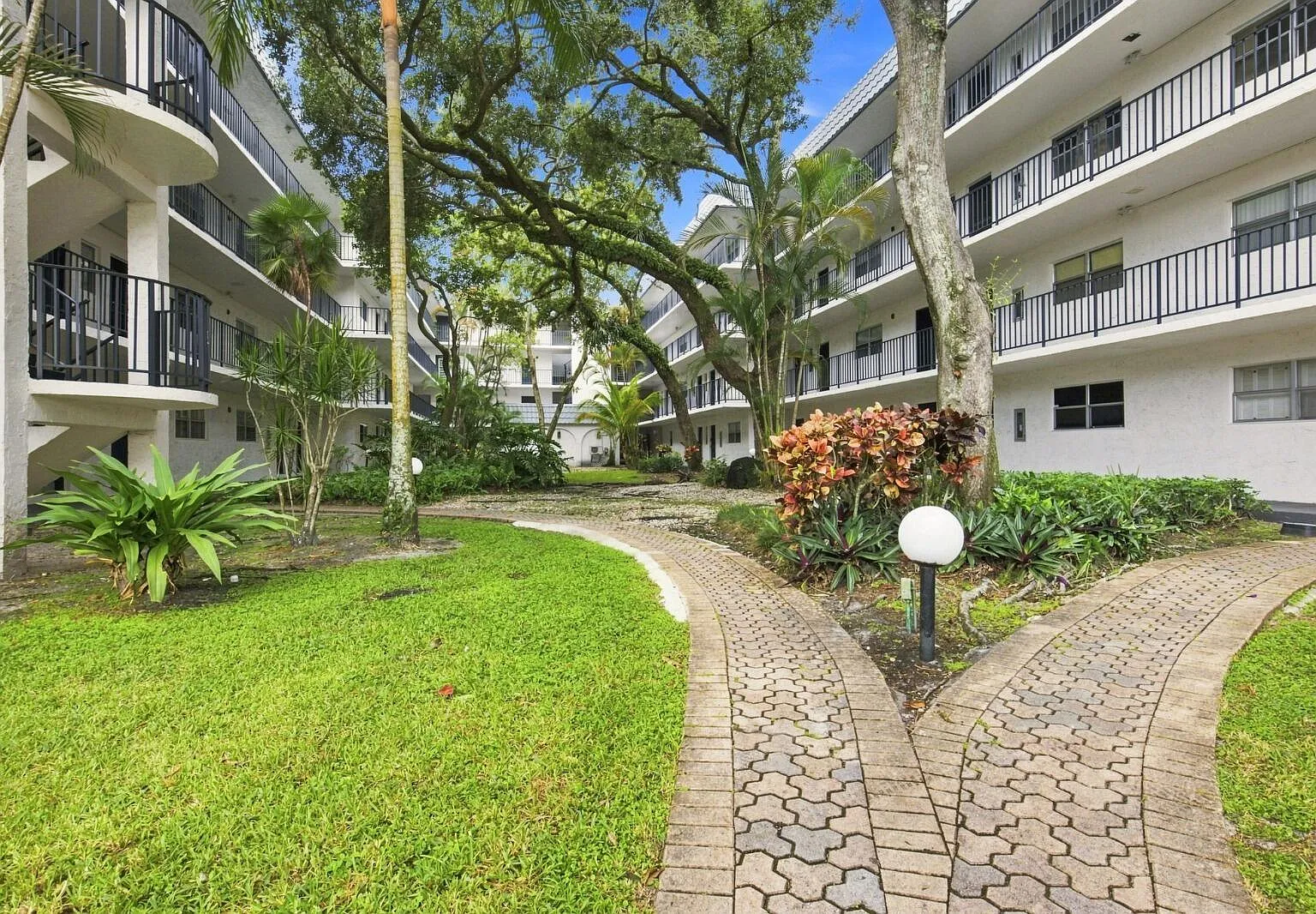 2 bed, 2.0 bath, 1200 sqft, $1,895 — Photo 1