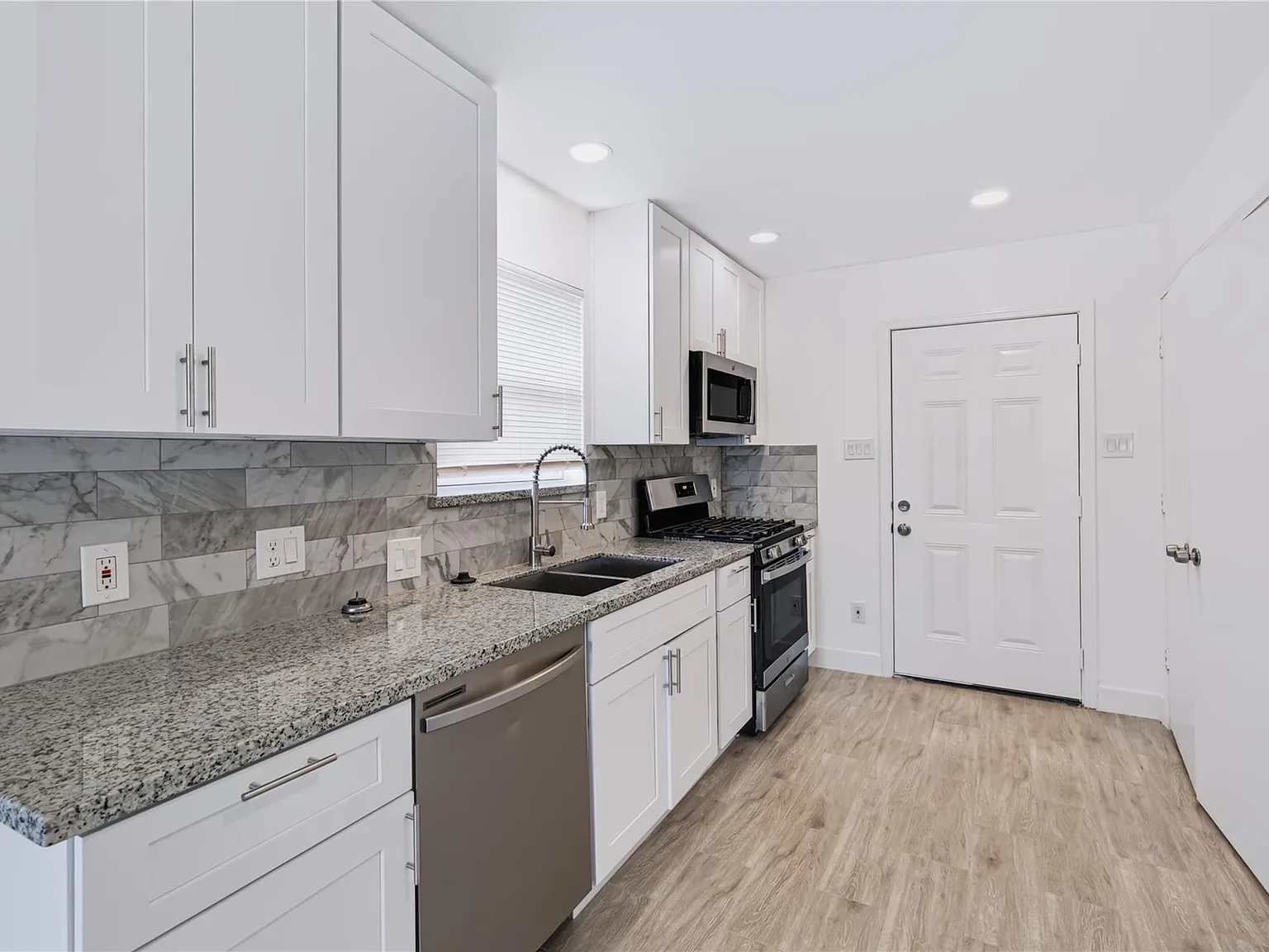 3 bed, 1.0 bath, 1078 sqft, $1,650 — Photo 4