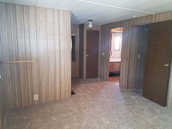 Master bedroom w/bath