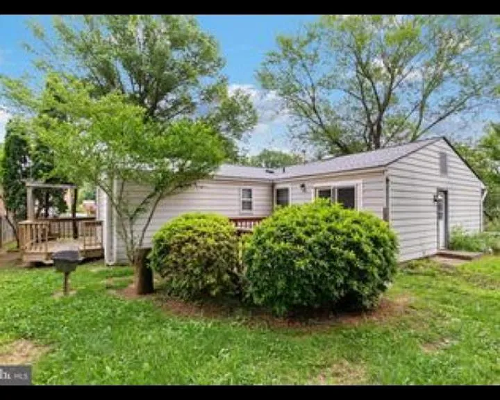 Saint Johnsbury Ln — Photo 1