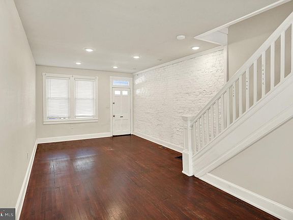 4th image of 220 Jackson St
