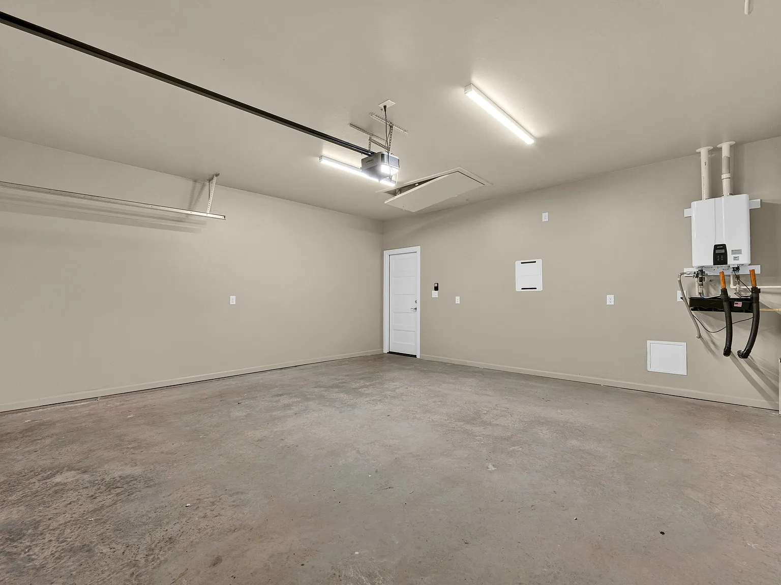 4 bed, 2000 sqft, $2,725 — Photo 4