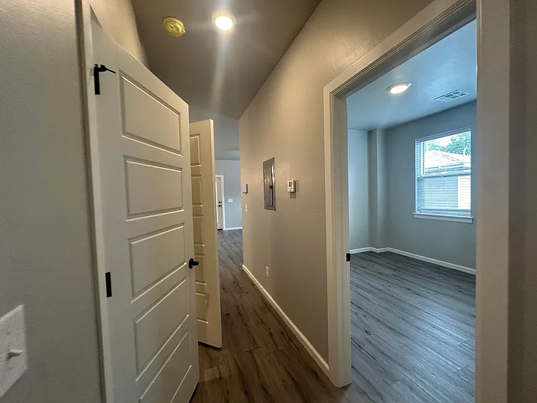 1138 N Blackwelder Ave #1 — Photo 7