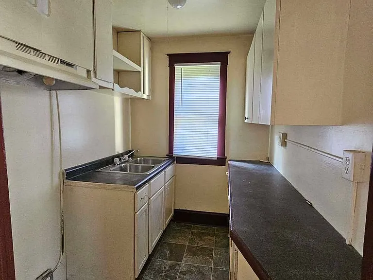 812 E Cantrell St — Photo 7