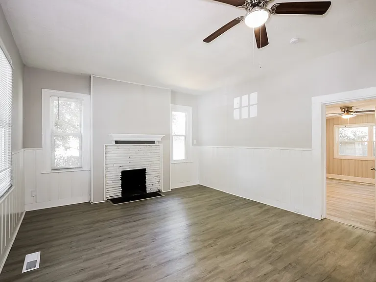 556771_018_living_room_13189108.jpg