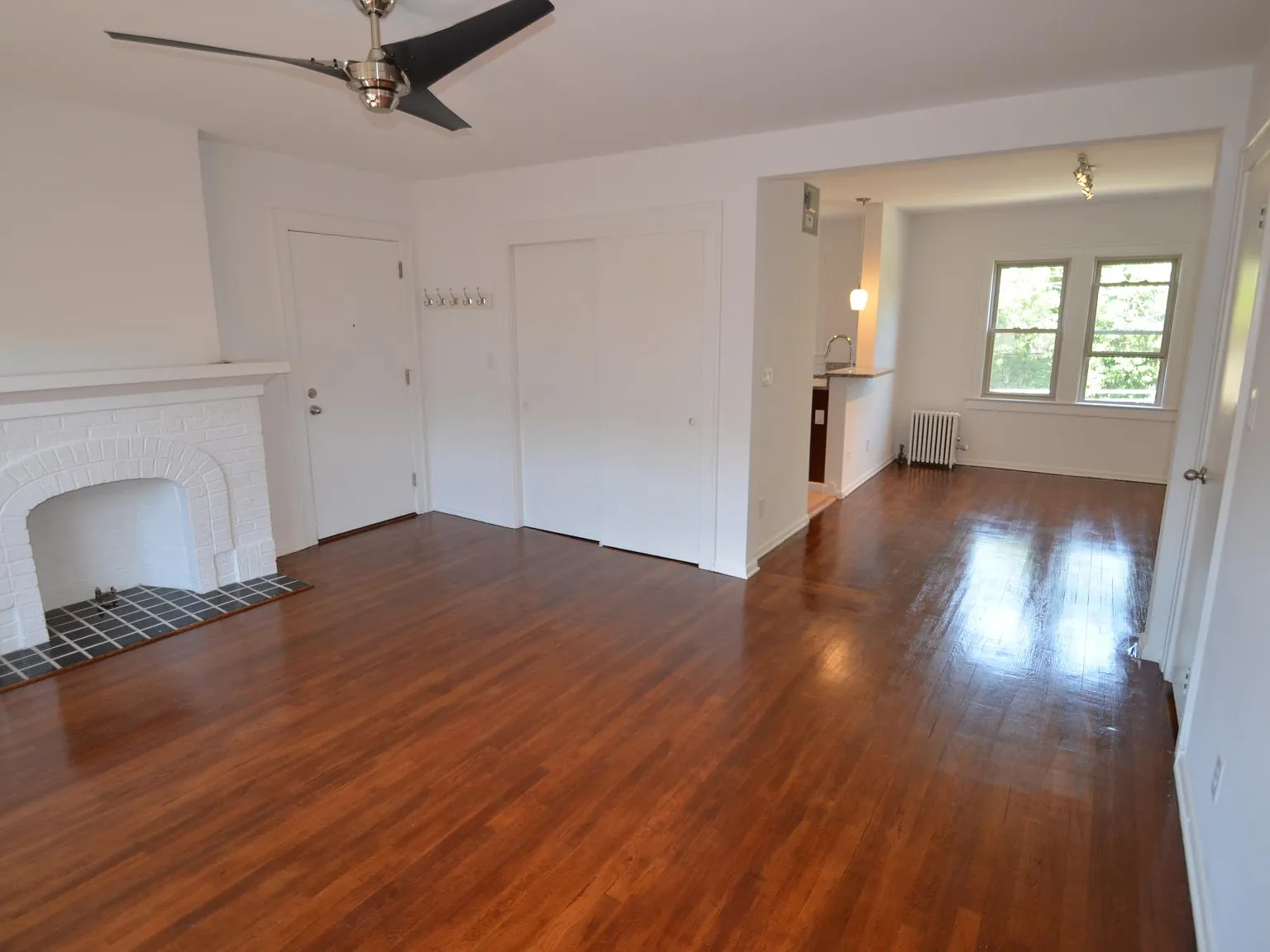 Larchmont Red Door Living — Photo 3