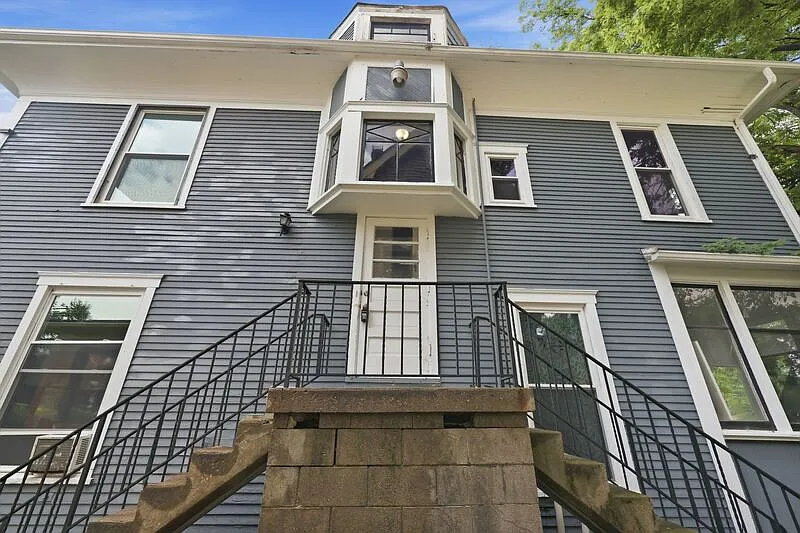 3 bed, 1.0 bath, $1,295 — Photo 2