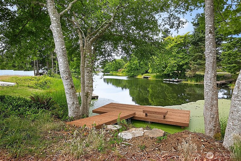 5th image of 647 Skamokawa Court SE