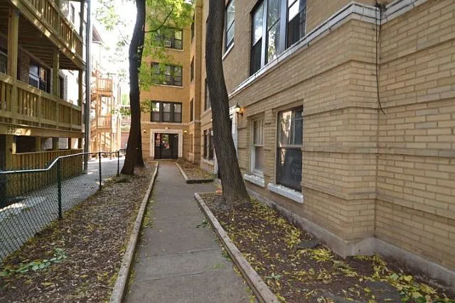 837 W Cornelia Ave #S3 — Photo 1