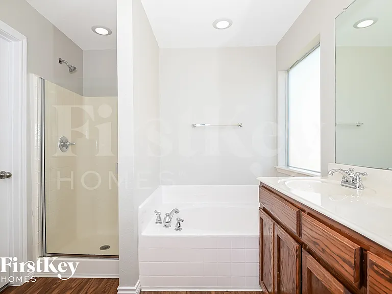 1309 Honeywood Ln — Photo 9