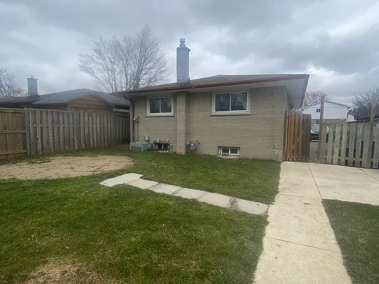 2007 Royal Cres — Photo 9