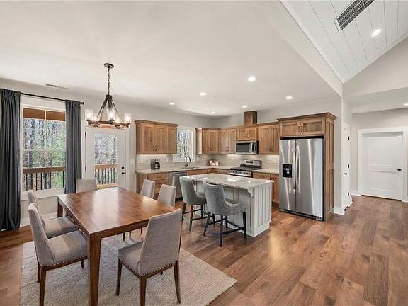4th image of 85 Frances Dr