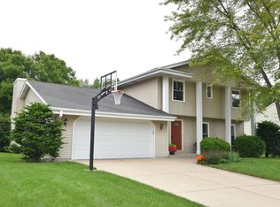 N79W15442 Goldenrod Dr, Menomonee Falls, WI 53051
