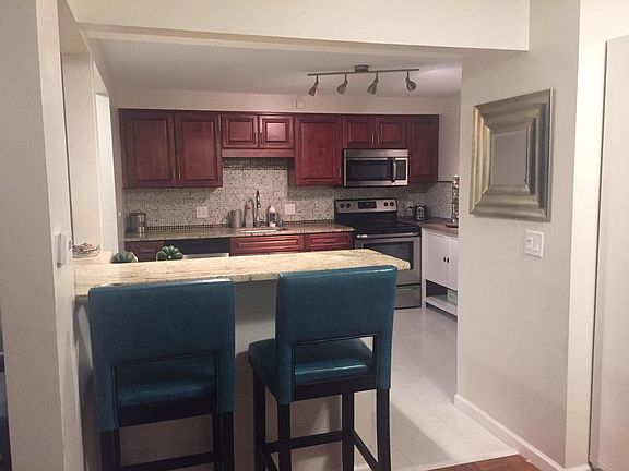 3rd image of 35 Oakbrook Dr