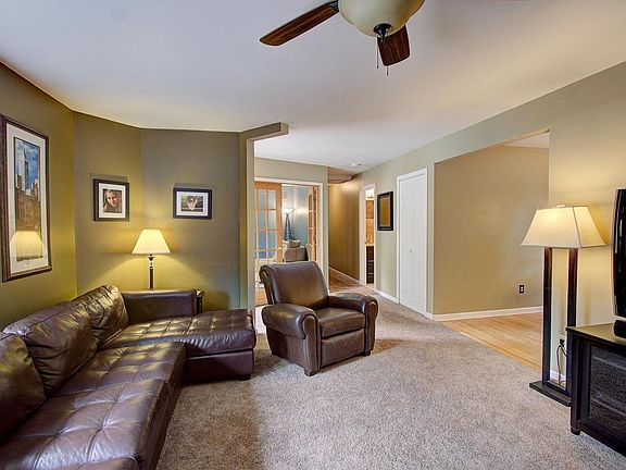 3rd image of 617 Everett Dr