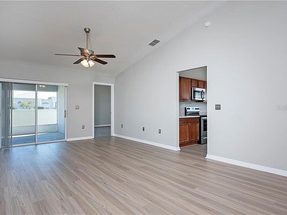 5th image of 1112 Brenton Manor Dr