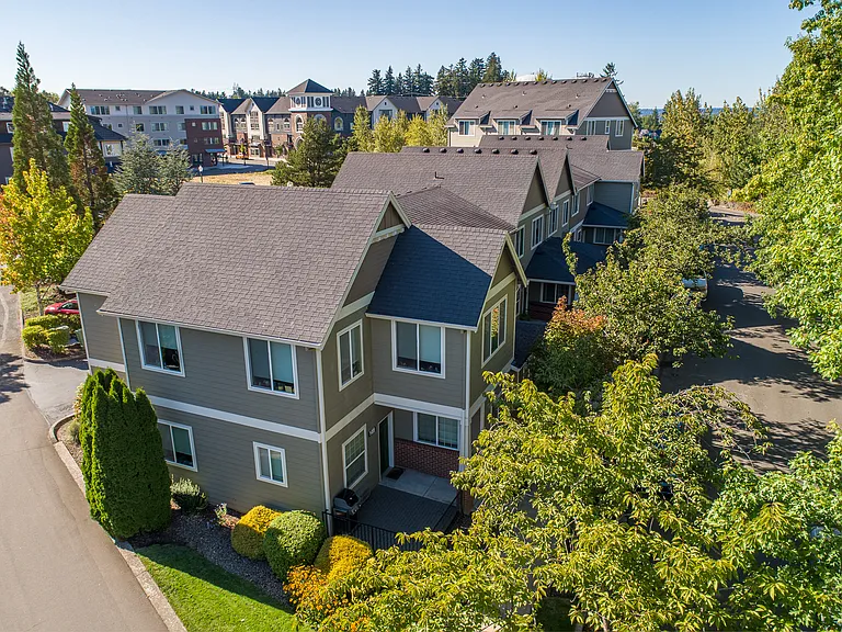 1497 NE Market Dr — Photo 3