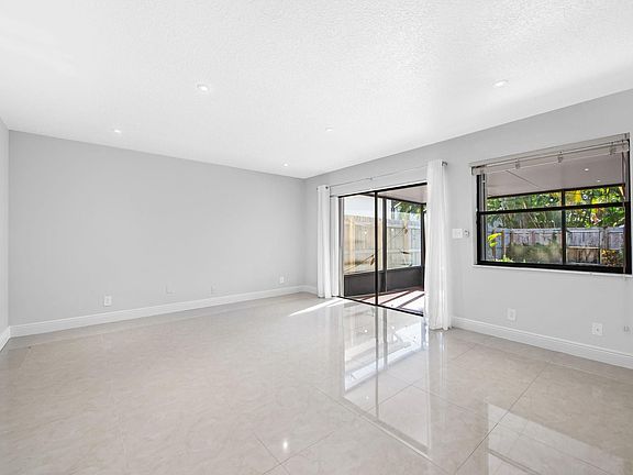 5th image of 2127 NE 11th Avenue