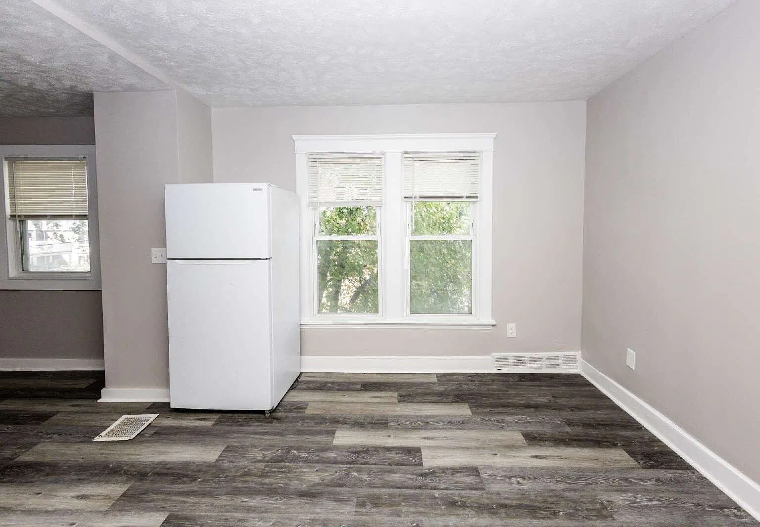 2 bed, 1.0 bath, $1,095 — Photo 4