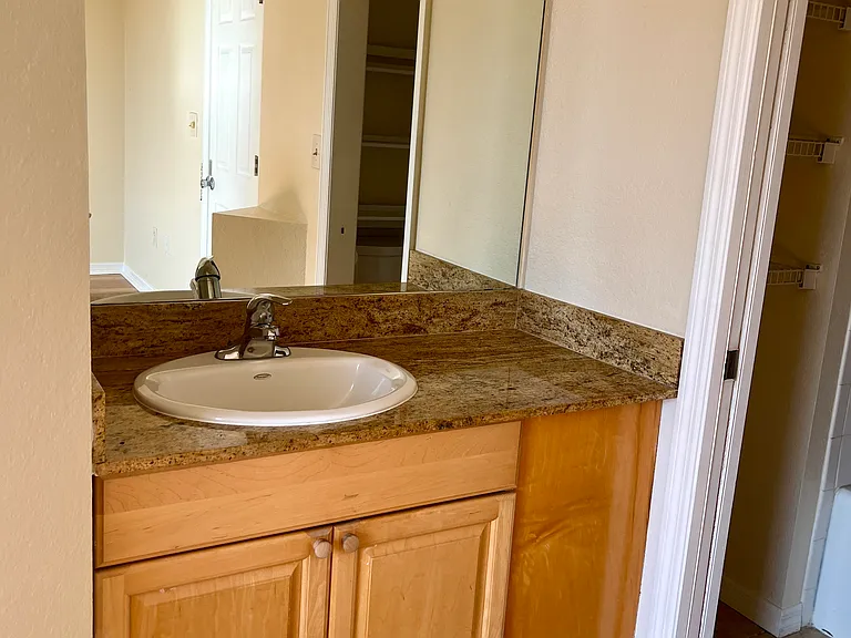 908 Laura St — Photo 11