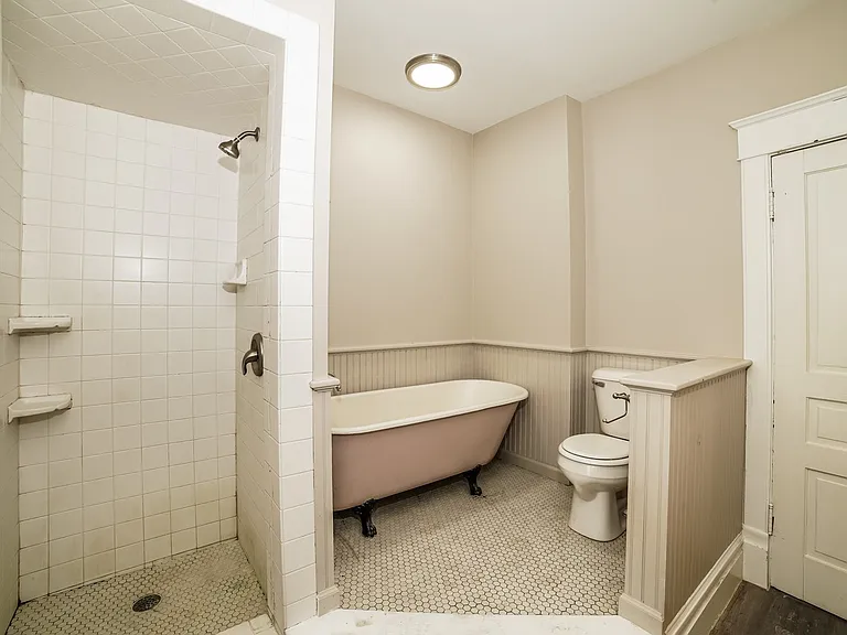 1696368_025_main_bathroom_12971957.jpg