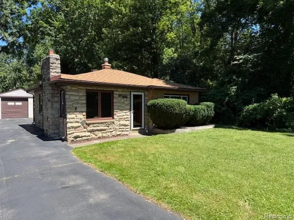 4806 Fenmore Ave, Waterford, MI 48328