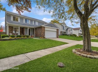 215 Atlantic Dr, Vernon Hills, IL 60061
