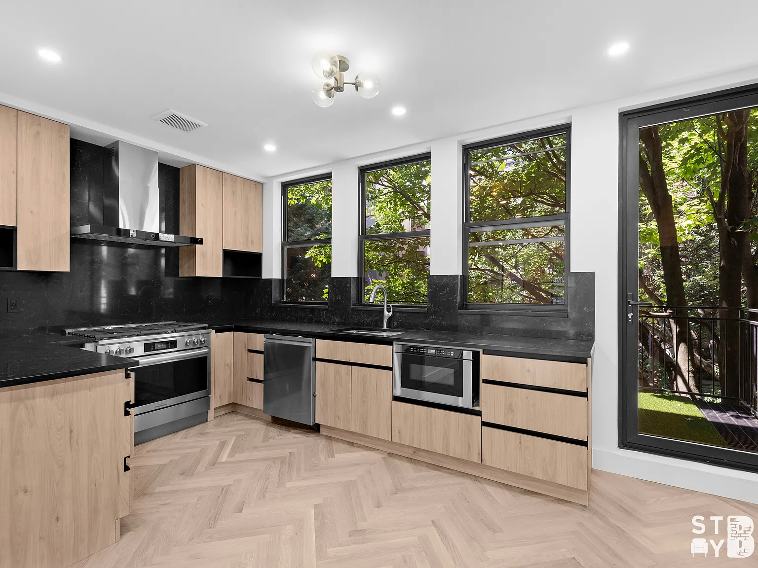 155 Monroe Street — Photo 4