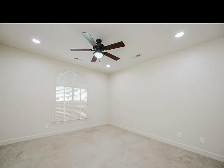 Cove Cir — Photo 2