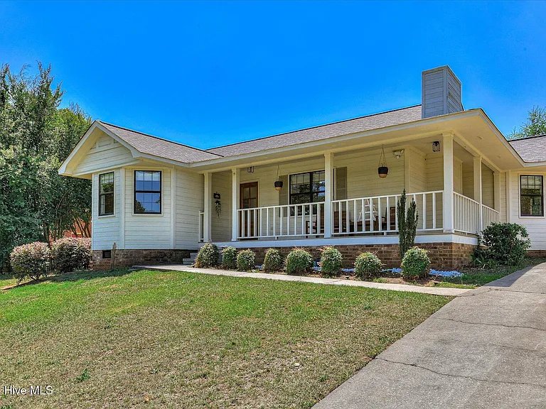 139 Crawford Dr — Photo 2