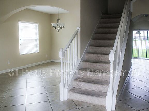 3rd image of 1718 Thetford Cir