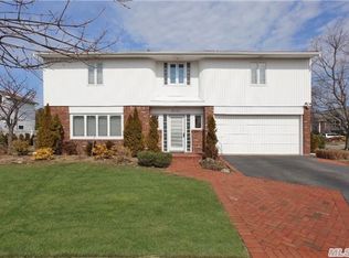 3080 Denton Dr, Merrick, NY 11566