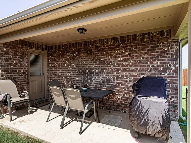 917 Rosewood St — Photo 16