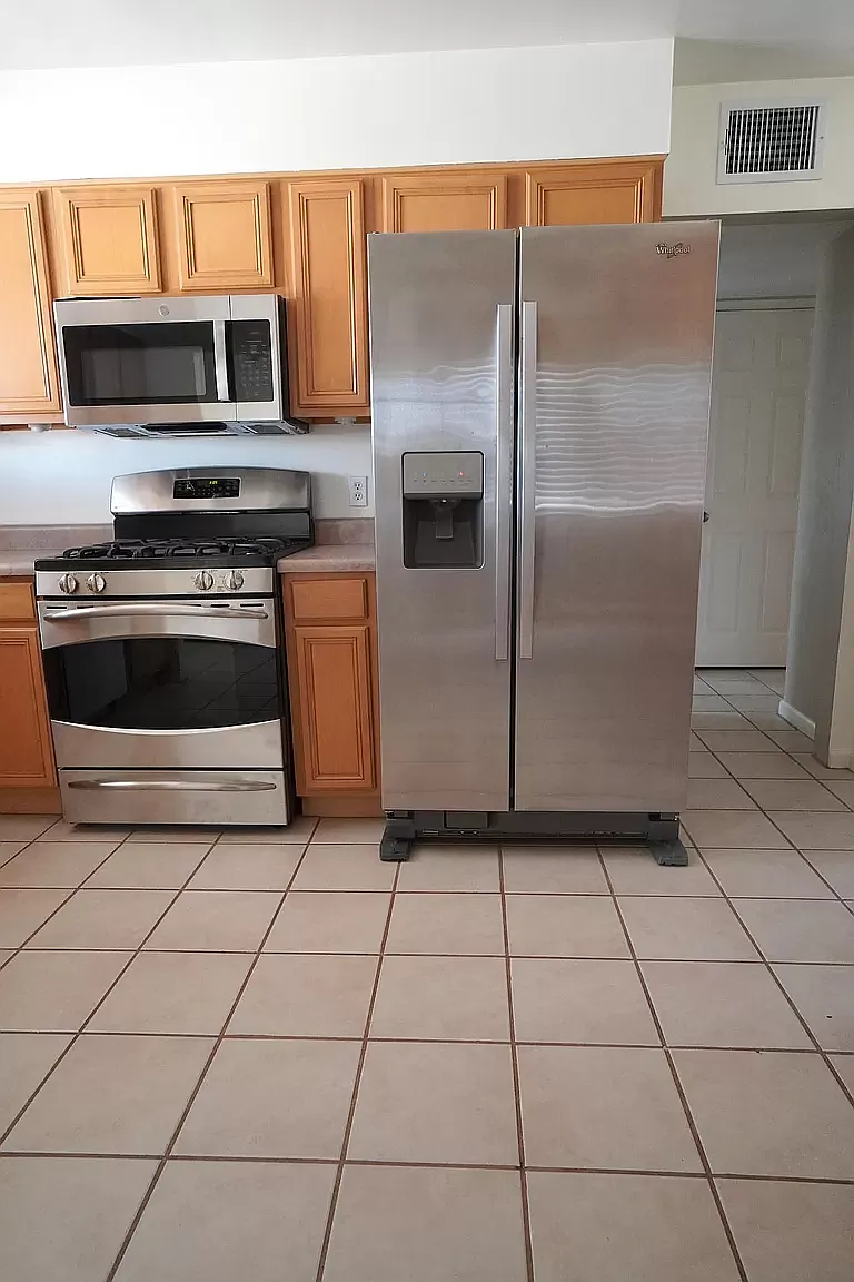 3 bed, 1300 sqft, $2,000 — Photo 4