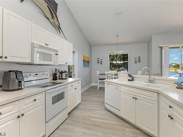 532 W Archer Pkwy — Photo 10