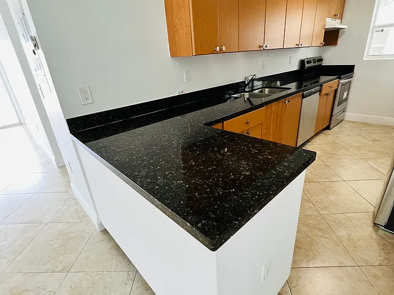 944 Bay Dr #7 — Photo 6