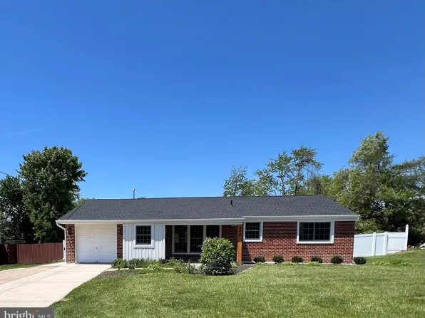 400 Deb Ln, Warminster, PA 18974