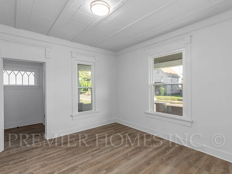 2327 6th St SW — Photo 4