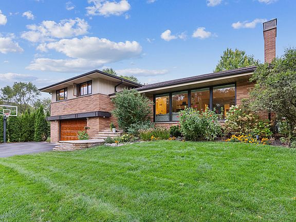 3rd image of 900 Oak Dr