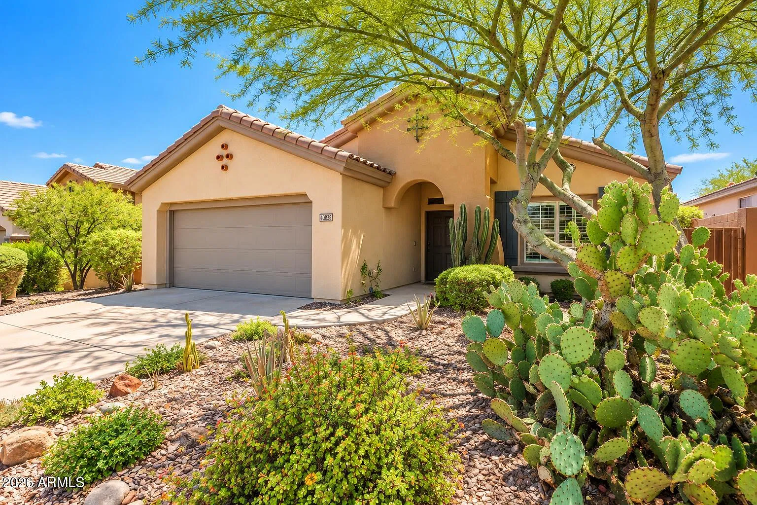 3 bed, 2.0 bath, 2082 sqft, $3,000 — Photo 2