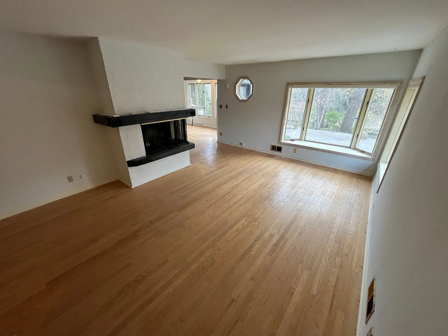 Riverside Spacious Single Family 4-Bedroom Home — Photo 2