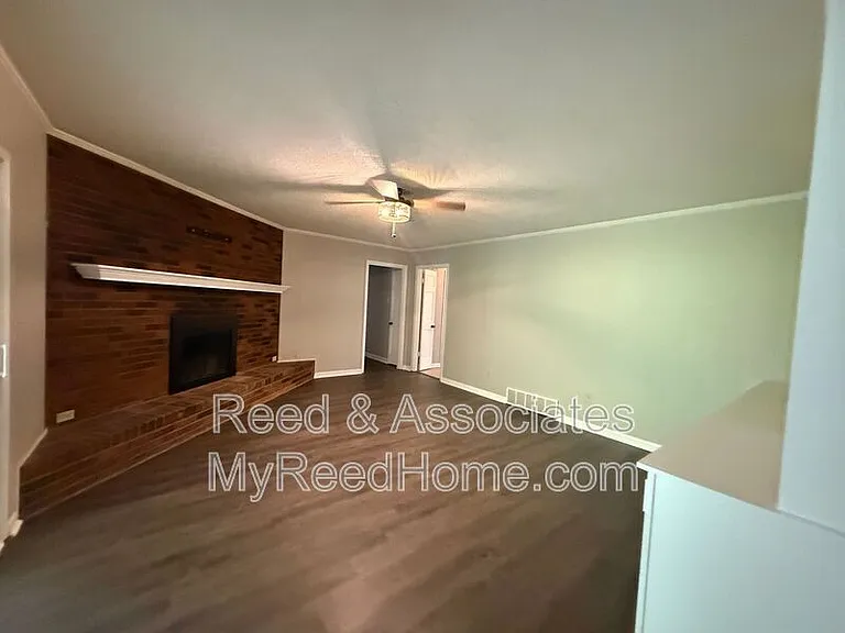 2292 Eastover Dr — Photo 2
