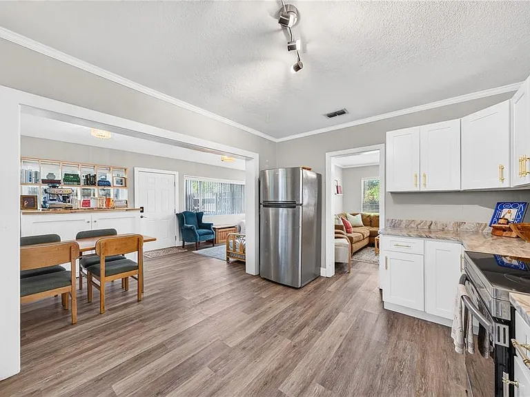 915 Dowd Ave — Photo 12